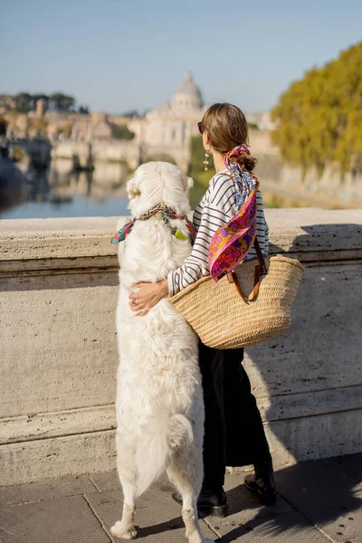 Donna che gode di un bellissimo paesaggio di Roma città e Vaticano — Foto Stock