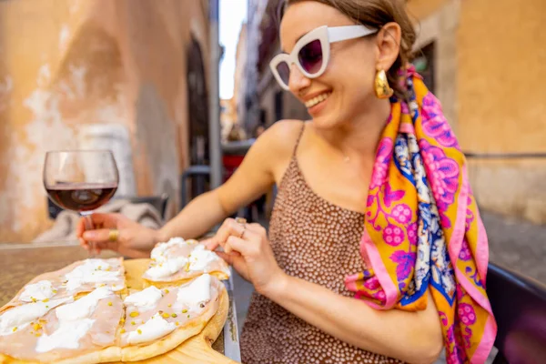 Donna che mangia pizza al ristorante italiano all'aperto — Foto Stock
