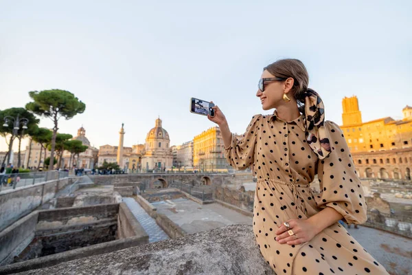 Donna che fotografa il foro romano, mentre viaggia a Roma — Foto Stock