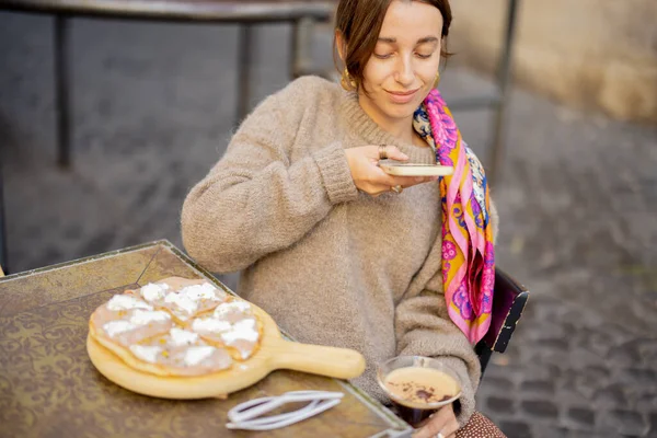Жінка фотографує італійську кухню під час подорожі в Італії. — стокове фото