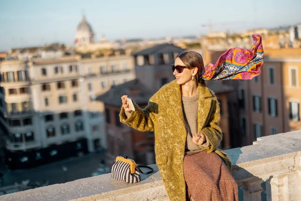 Donna godendo bellissimo paesaggio urbano del mattino di Roma — Foto Stock