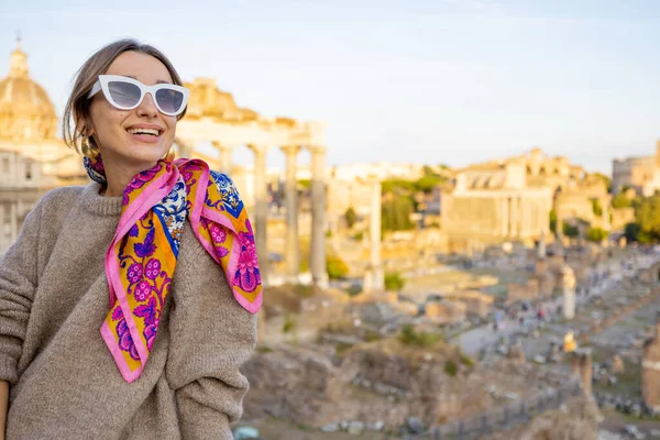 Frau genießt Blick auf das Forum Romanum in Rom — Stockfoto