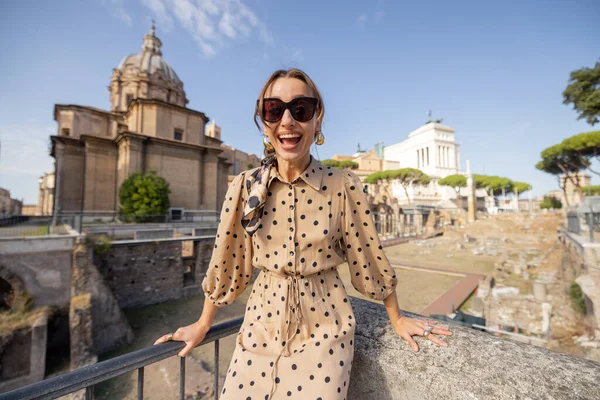 Mujer visitando foro romano en Roma —  Fotos de Stock