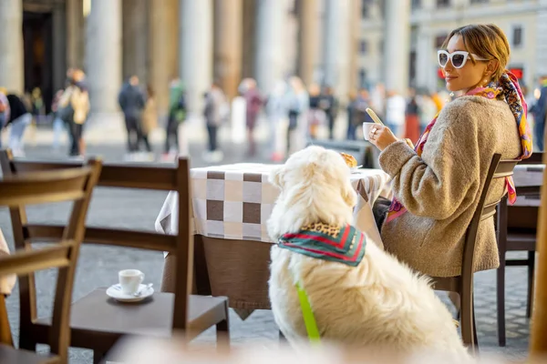 Donna seduta con cane al caffè all'aperto di Roma — Foto Stock