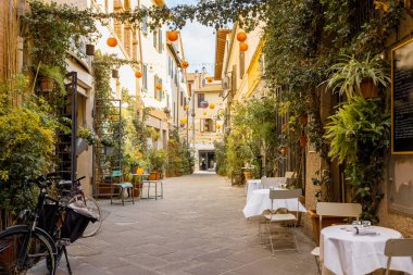 Grosseto 'da güzel manzaralı dar bir sokak.