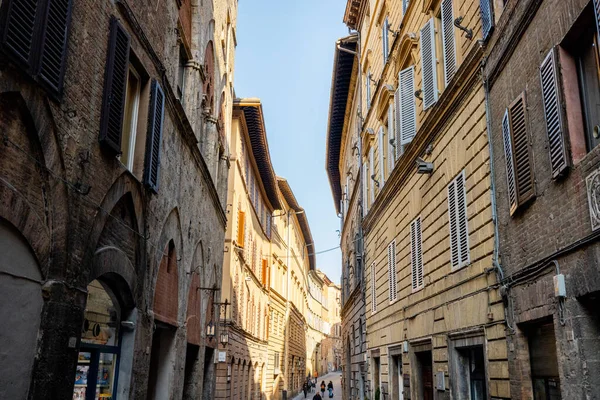 Vista sobre calle estrecha y acogedora en Siena, Italia —  Fotos de Stock