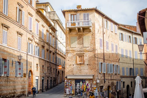Visa på smal och mysig gata i Siena, Italien — Stockfoto