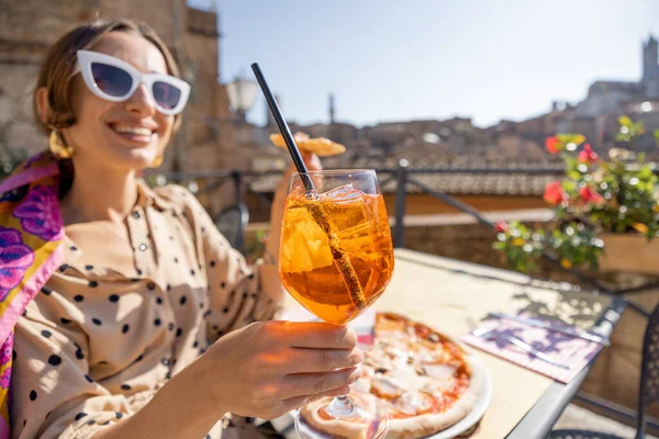 Donna che tifa per la macchina fotografica con un bicchiere di vino, mentre viaggia in Italia — Foto Stock