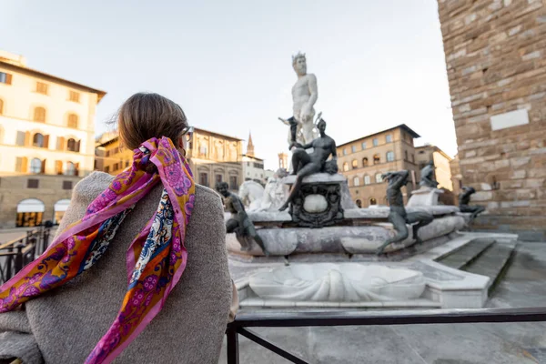 Giovane donna che viaggia famosi monumenti italiani nella città di Firenze — Foto Stock