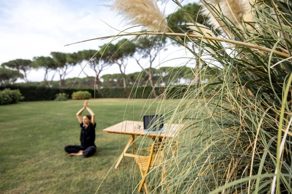 Lány meditál és jógázik a zöld gyepen — Stock Fotó