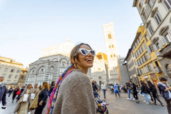 Жінка відвідує знаменитий собор у Флоренції (Італія). — стокове фото