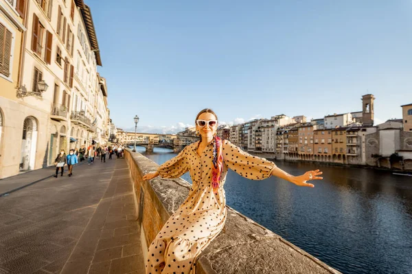 Женщина путешествует по Флоренции, Италия — стоковое фото