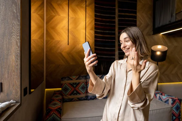 Kvinna prata telefon hemma — Stockfoto