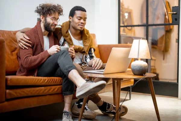 Mâle gay couple sur un canapé à la maison — Photo