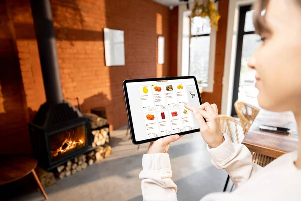 Kvinna köper mat på nätet med hjälp av digitala surfplatta hemma — Stockfoto