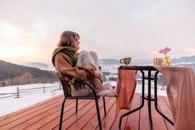 Dağlardaki terasta dinlenen bir kadın