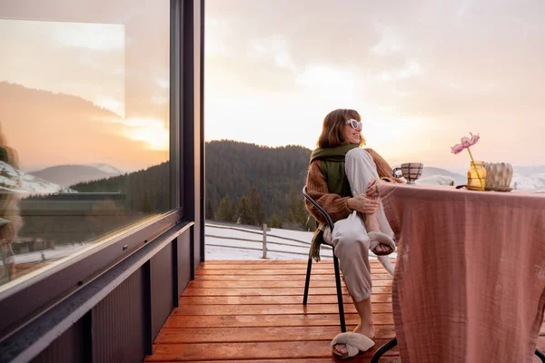 Mujer descansando en casa terraza en las montañas —  Fotos de Stock