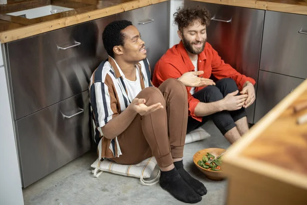 Dwóch facetów rozmawia ze sobą w kuchni — Zdjęcie stockowe