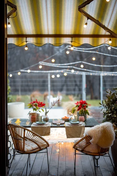 Gemütlicher Hinterhof mit dekoriertem und serviertem Tisch für ein Abendessen — Stockfoto
