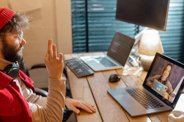 Man som har online-möte med kvinnlig kollega, medan arbetet hemma — Stockfoto