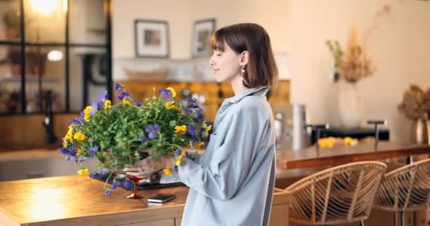 台所の花でインテリアを飾る主婦 — ストック動画