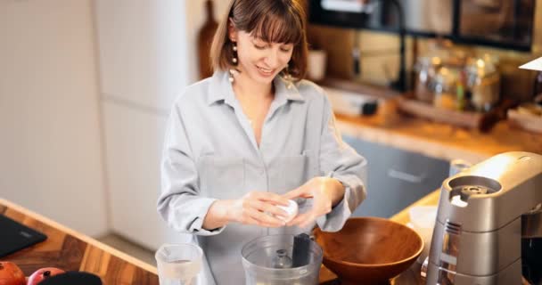 Hemmafru förbereder degen för bakning våfflor hemma — Stockvideo