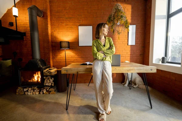 一个年轻优雅的女人站在舒适的客厅里的画像. — 图库照片