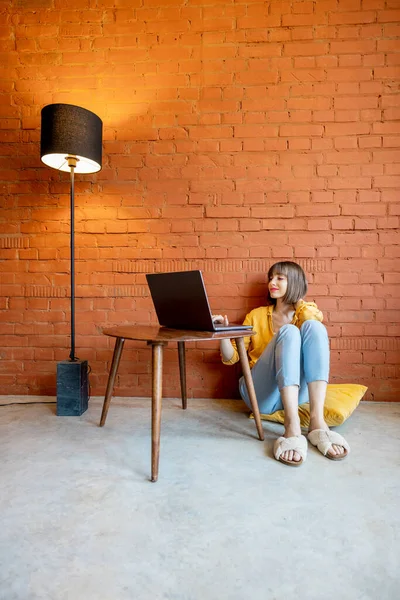 Woman works on laptop at home — ストック写真