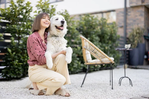 Porträtt av en kvinna med hunden på bakgården — Stockfoto