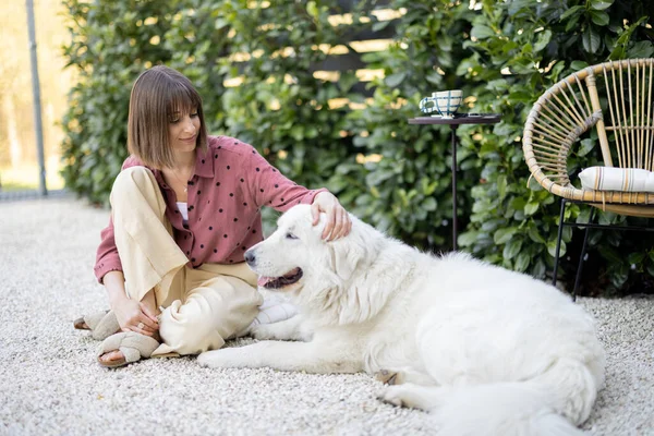 Šťastná žena se svým psem na dvorku — Stock fotografie