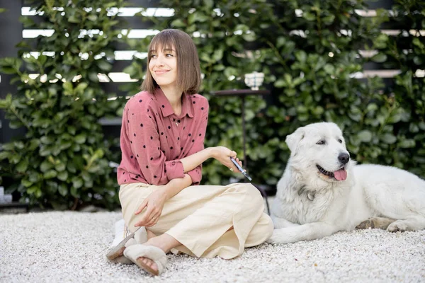 在后院和狗在一起的快乐女人 — 图库照片