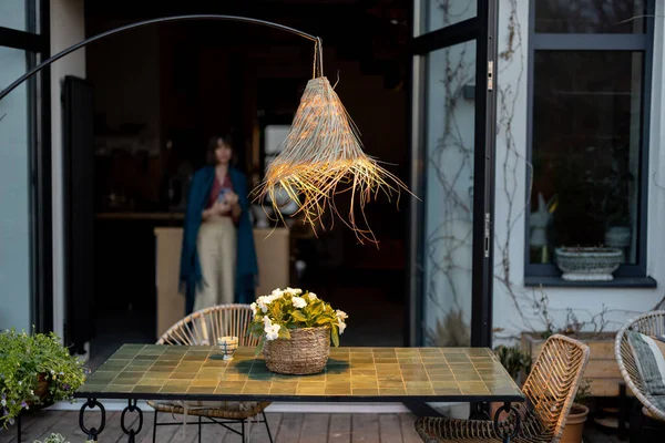 Maison confortable terrasse avec des fleurs sur la table — Photo