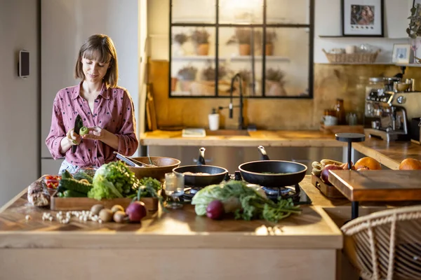 Frau kocht zu Hause gesundes und schmackhaftes Essen — Stockfoto