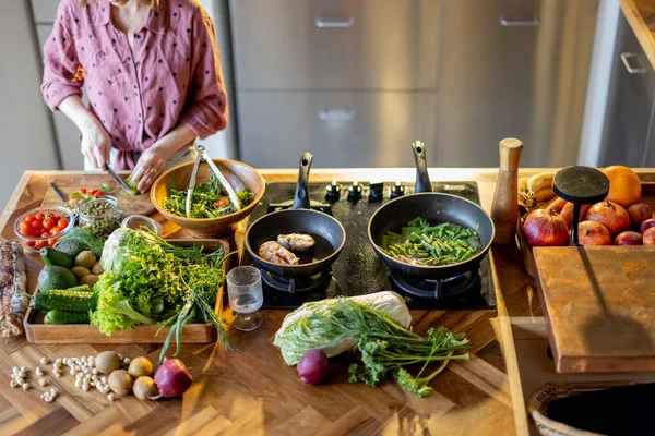 Mulher cozinhar comida saudável e saborosa em casa — Fotografia de Stock