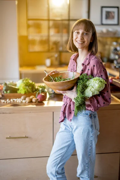 Γυναίκα με υγιεινό φαγητό στην κουζίνα στο σπίτι — Φωτογραφία Αρχείου
