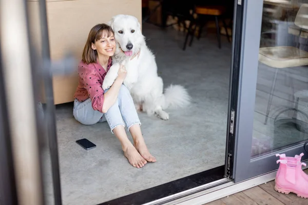 女人和她可爱的大狗一起坐在家里 — 图库照片