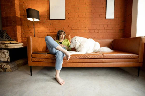 Beyaz sevimli köpeğiyle sarılmış bir kadın.