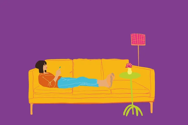 Donna che usa il telefono mentre si rilassa su un divano a casa — Vettoriale Stock