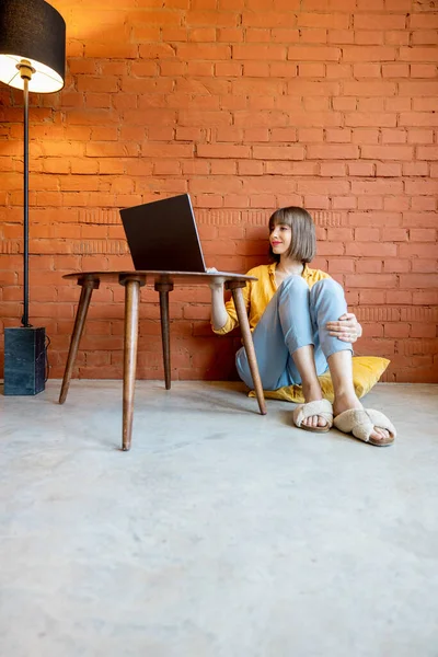 Woman works on laptop at home — ストック写真