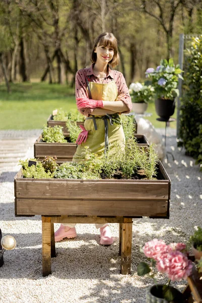 Evinin arka bahçesindeki sebze bahçesinde bir kadın. — Stok fotoğraf