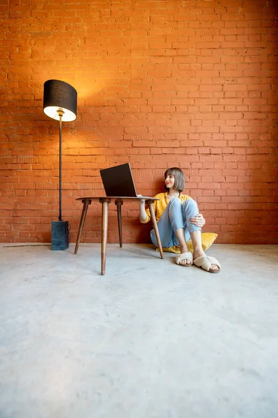 Kvinna arbetar på bärbar dator hemma — Stockfoto