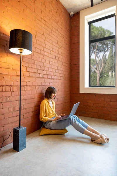 Femme travaille seule sur ordinateur portable à la maison — Photo