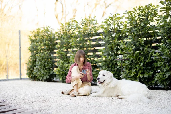 Femme heureuse avec son chien dans la cour — Photo