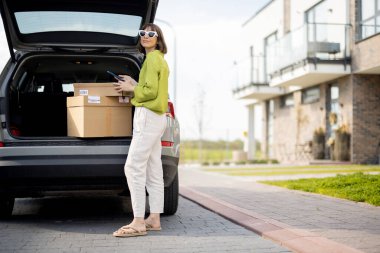 Bagajdan paket alan bir kadın.