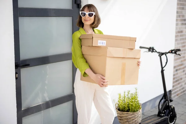 Frau trägt Pakete auf dem Heimweg — Stockfoto