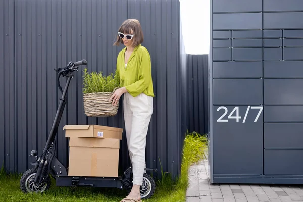 Жінка доставляє товари електричним скутером — стокове фото