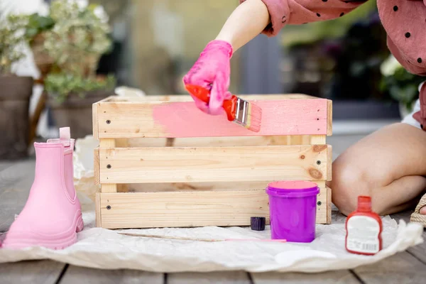 Frau bemalt Holzkiste in rosa Farbe, DIY-Konzept — Stockfoto