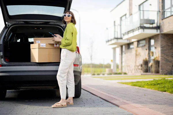 Bagajdan paket alan bir kadın.