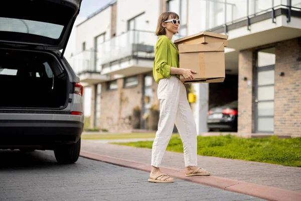 Paketli kadın eve yürür. — Stok fotoğraf