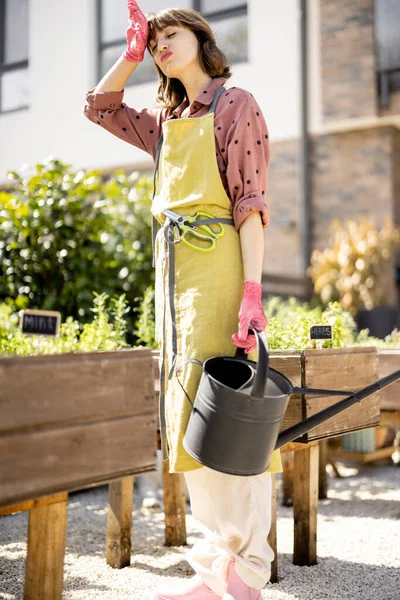 Retrato de jovem jardineiro cansado no quintal — Fotografia de Stock